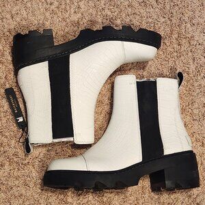 Sorel Joan Now Chelsea boots 10.5